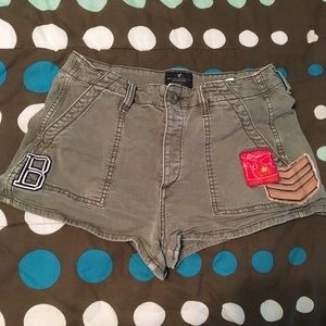AEO Hight waisted army green shorts w/patches